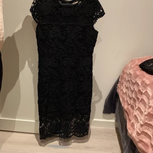 Klänning  - Storlek : L  Finns i Norrköping, kan fraktas  Använd ett fåtal gånger, i nytt skick 