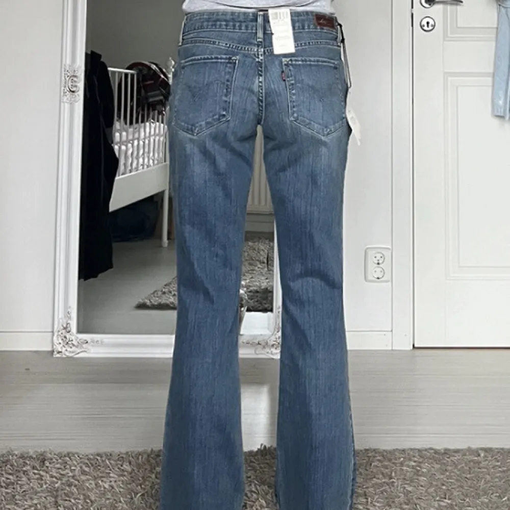 Nya lågmidjade Levis jeans med lappen kvar. Säljer då dem var förstora. Midjemått 37cm (rakt över). Innerbenslägnd 80cm. Hör av er vid frågor!💞pris kan diskuteras vid snabb affär 💓(Bilder från förra ägaren).. Jeans & Byxor.