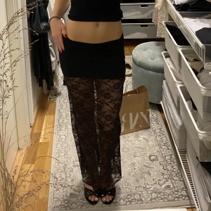 Spetskjol  - Lång spetskjol från h&m! Helt oanvänd, prislapp kvar!