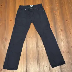 Ett par fräscha, Svarta jeans som är i bra skick men tyvärr kommer de inte till användning längre. Inga skador på byxorna skick 9/10 nästan som nya. Köparen står för frakten.😊