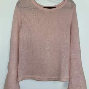 Säljer denna fina rosa stickade tröja med snörknytning vid ärmarna som passar perfekt till hösten