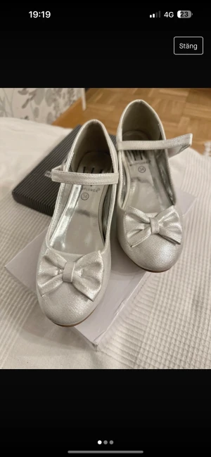 Silver festskort med klack - Klackskor använd 1 gång. Ett litet Märke på ena skon, se bild nr 3.  