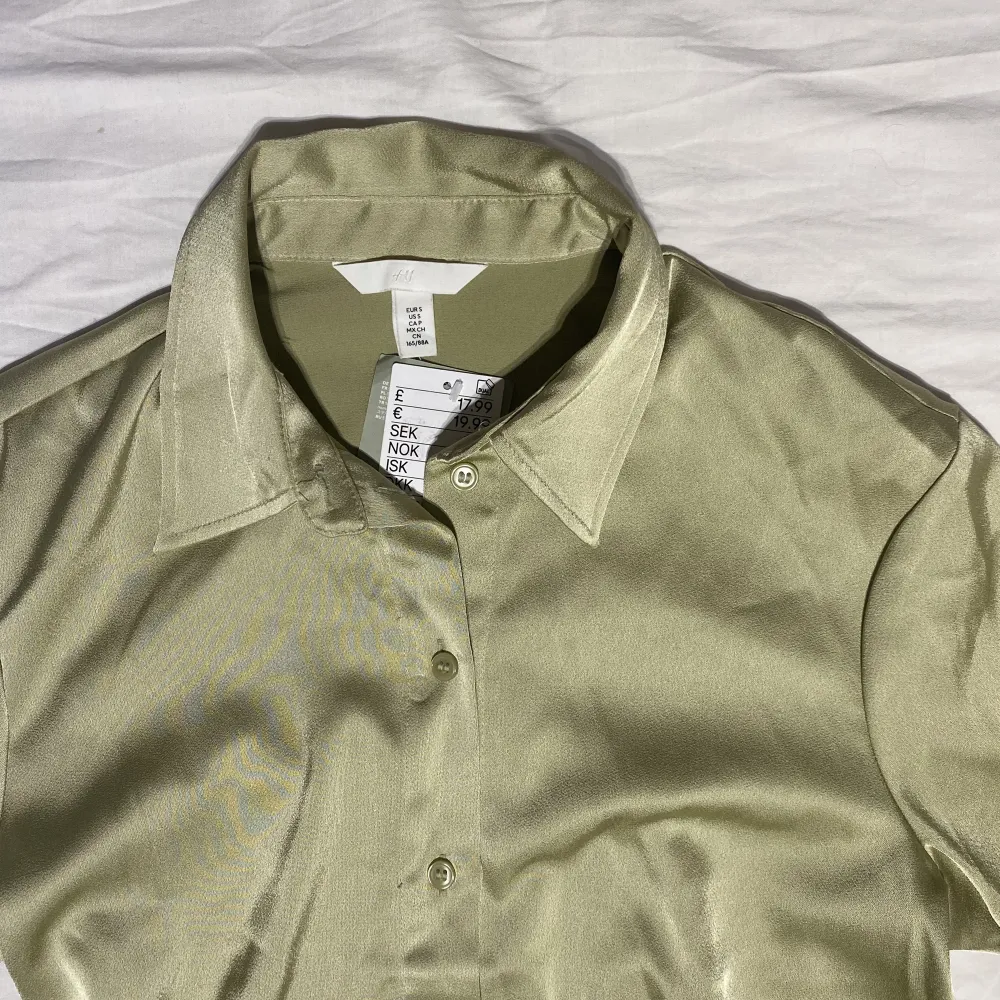Skjorta i silkesliknande material, nyköpt från h&m för 199kr.. Skjortor.