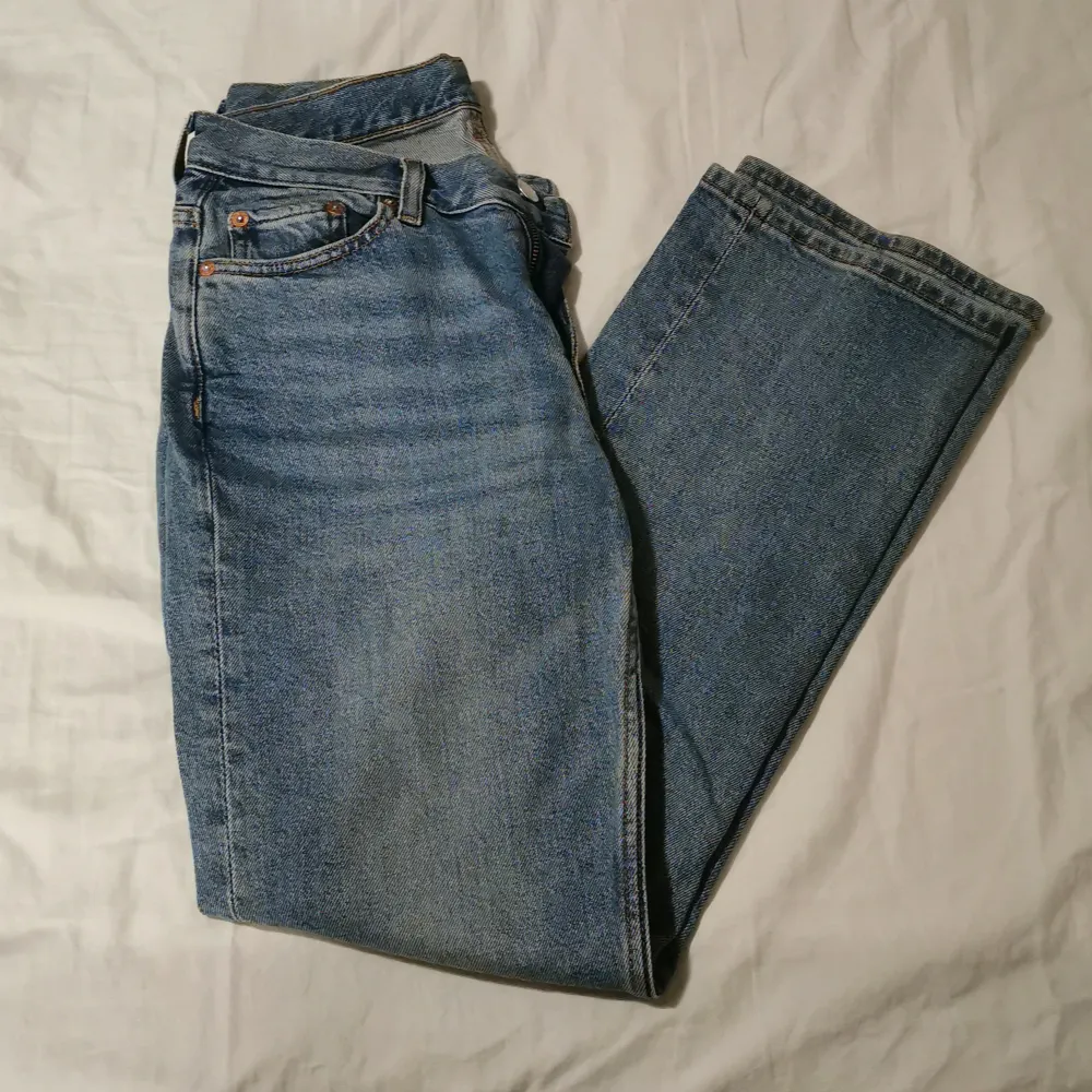 Ljusblåa weekday jeans i modellen Twig. Storleken 28/30. Inga defekter. Skicka privat vid frågor eller fler bilder. Pris går absolut att diskutera 🤩  . Jeans & Byxor.