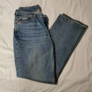 Ljusblåa weekday jeans i modellen Twig. Storleken 28/30. Inga defekter. Skicka privat vid frågor eller fler bilder. Pris går absolut att diskutera 🤩  