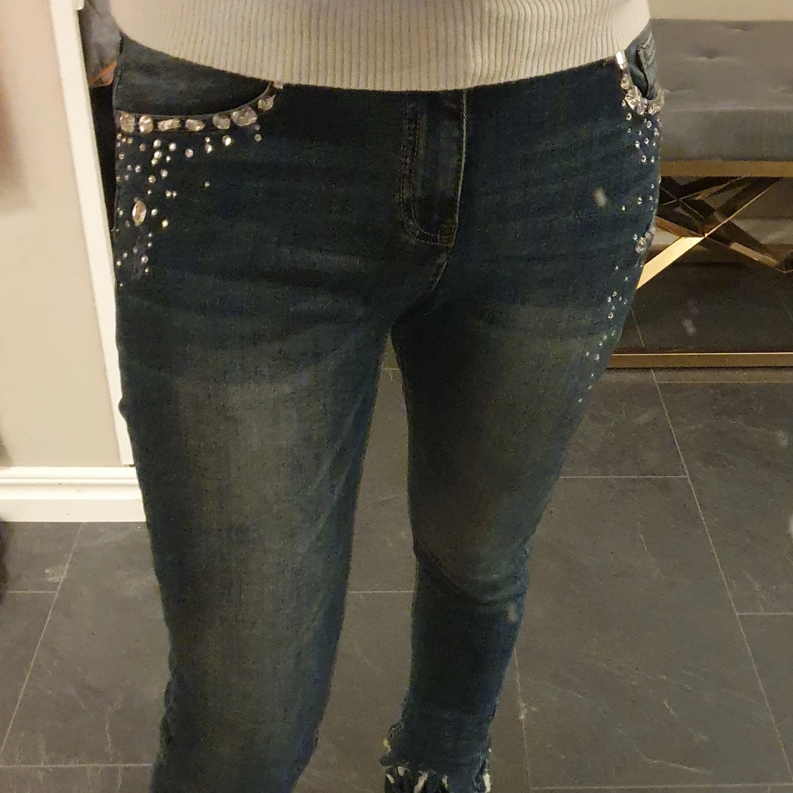 Mörkblå jeans med diamanter. Strl 38. 80 kr - 90