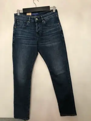 Nya jeans med prislapp 