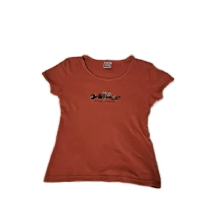 Orange tshirt med tryck - Orange tröja med tryck av 'The Big Five'. Pris är diskuterbart vid snabb affär. 😊 Vid funderingar skicka gärna pm 💖