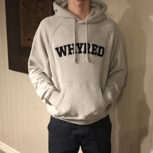 Grå luvtröja - Nypris är 799 och tröjan är bara änvänd ett par gånger, inga defekter 