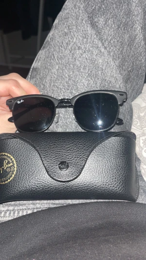 Ray Ban Solglasögon  - Typ helt oanvända köpte de i somras, lite på glaset med inte mycket så brs skick. Skriv vid frågor ( kan få bättre pris med smycken)