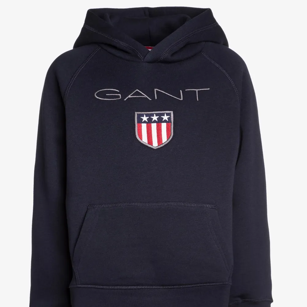 Säljer min Gant hoodie då den tyvärr är för liten för mig. Den är nästan aldrig använd och därav inga defekter.  Nypris 900, mitt pris 199.. Hoodies.