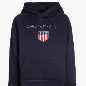 Säljer min Gant hoodie då den tyvärr är för liten för mig. Den är nästan aldrig använd och därav inga defekter.  Nypris 900, mitt pris 199.