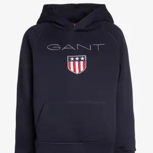 Säljer min Gant hoodie då den tyvärr är för liten för mig. Den är nästan aldrig använd och därav inga defekter.  Nypris 900, mitt pris 199.