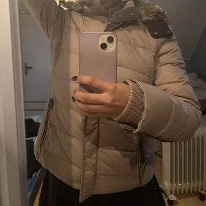 beige vinterjacka  - beige vinterjacka 