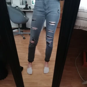 Grå skinnyjeans - Ett par grå skinny Jeans som jag inte längre använder. Väldigt lent och skönt tyg som även är stretchigt alltså kan jeansen passa även om man brukar ha ågon storlek större. 