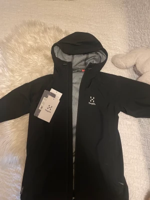 Haglöfs jacka  - Säljer min Haglöfs jacka då den inte komer till användning, använt inte mer än 10 gånger väldigt bra skick inga problem eller defekter köpte för 2000kr och säljer för 1200 pris kan diskuteras,vid frågor eller fler bilder kontakta mig 💕