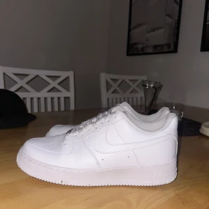 Nike air force 1 - Säljer mina air force 1 vita Använda några fåtal gånger men sparsamt