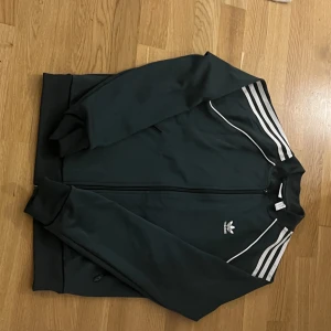 Retro Adidas tröja  - Den är i perfekt skick 