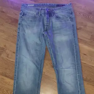 J&J jeans i modellen Clark😁 Storlek 31/34 med regular fit 🙌🏻 Skicket är 9/10🤩 Säljes eftersom de var för stora! Priset kan sänkas vid snabb affär 🎉