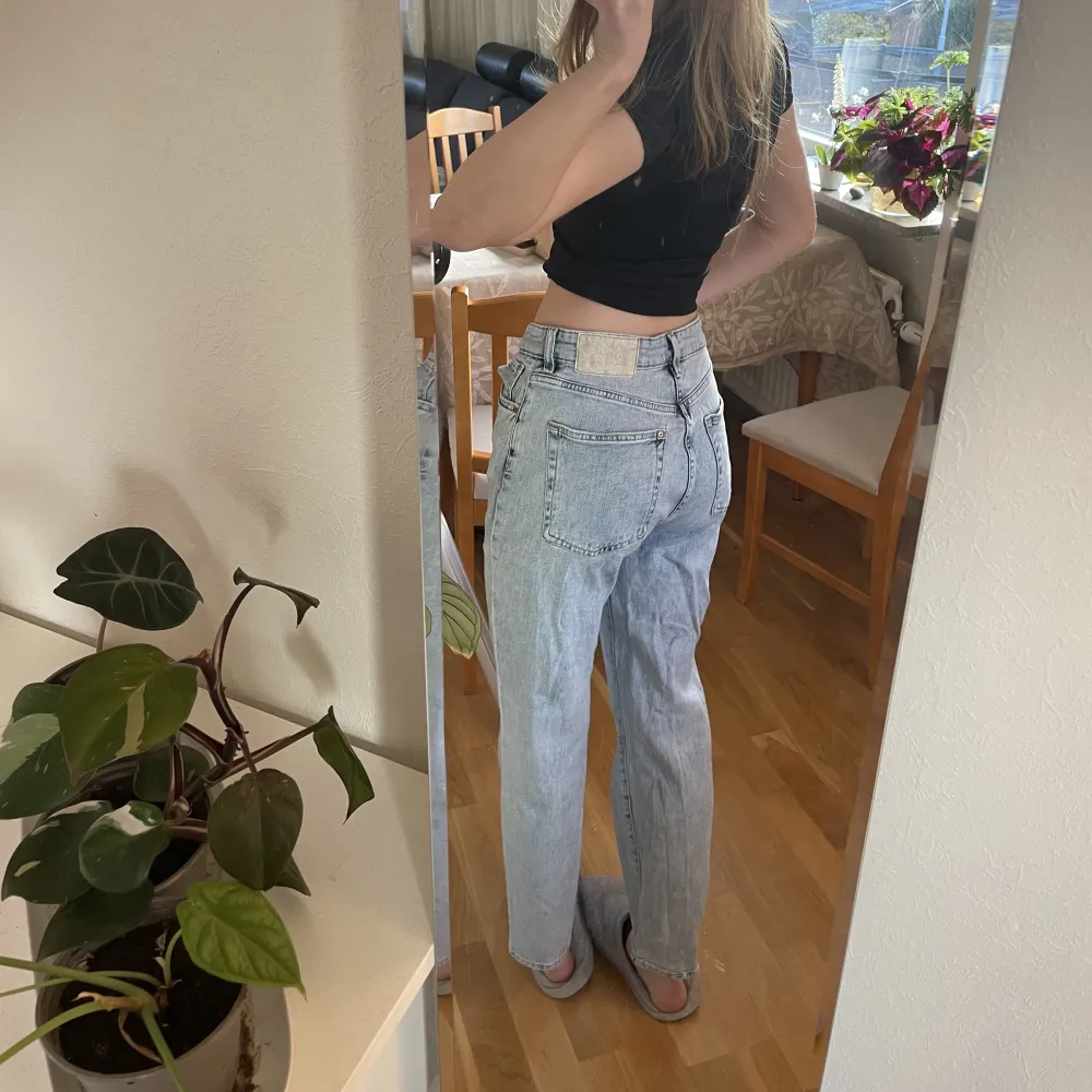 Stentvättade mom  jeans i storlek S/36 (är 168 cm). Regular waist och perfekt nu till senhösten. Säljer de då de inte har använts på länge💕. Jeans & Byxor.