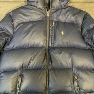 Ralph lauren Jacka - Säljer en rätt så sliten ralph lauren jacka storlek Xl ungdom ungefär S i vuxen storlek. Jackan har fläckar, några små hål o märket e lite slitet men har mycket kvar att ge. Nypris 2800. Mitt pris 800