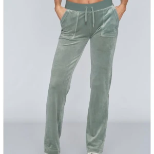 Juicy Couture byxor  - Säljer dessa fina byxor! Nyskick, storlek S💕 Säljes pga att de inte kommer till användning. Använda fåtal gånger. Nypris: 1100.   Bara att skriva om frågor eller egna bilder osv. Priset kan diskuteras vid snabb affär💗