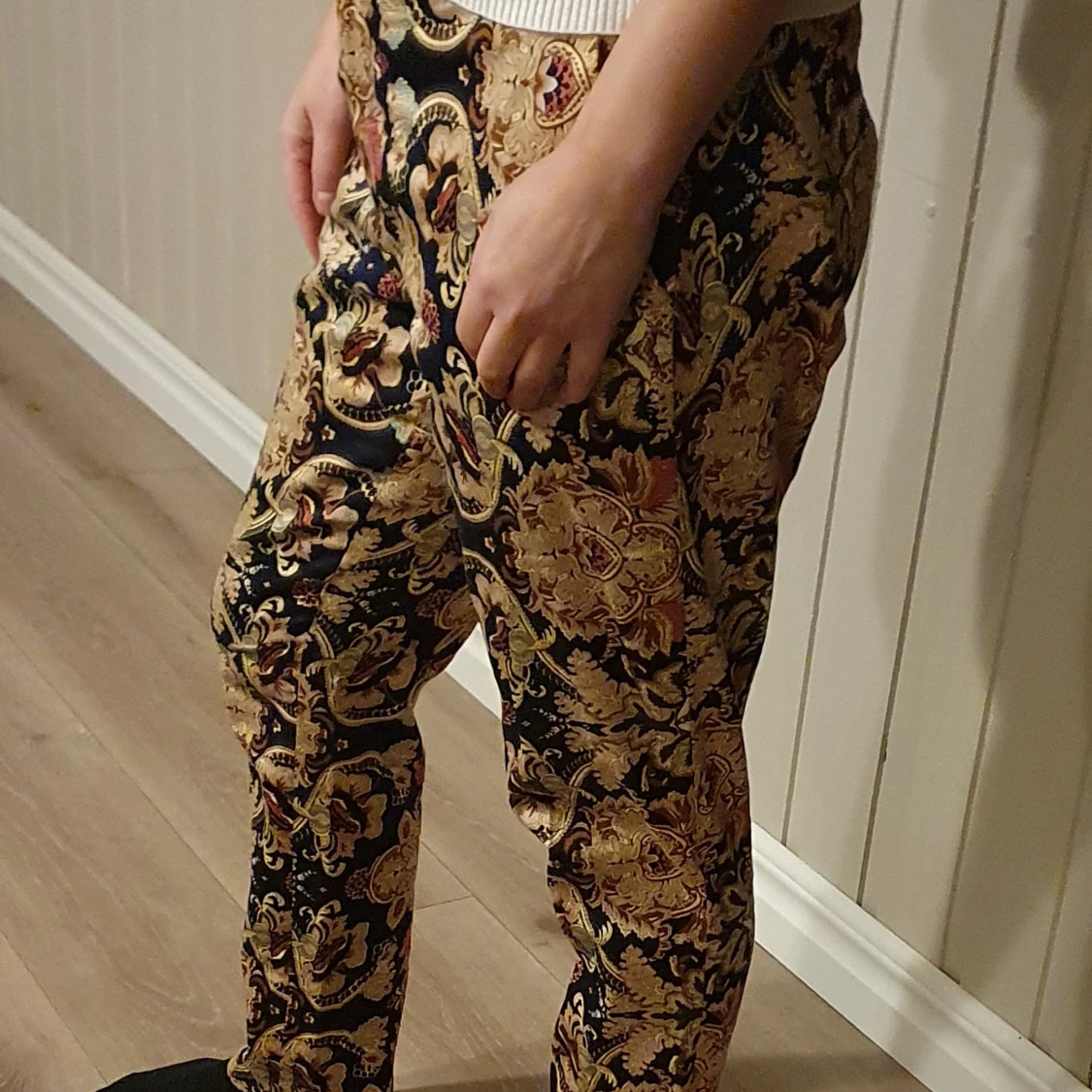 Mönstrade, snygga byxor i strl M - 90