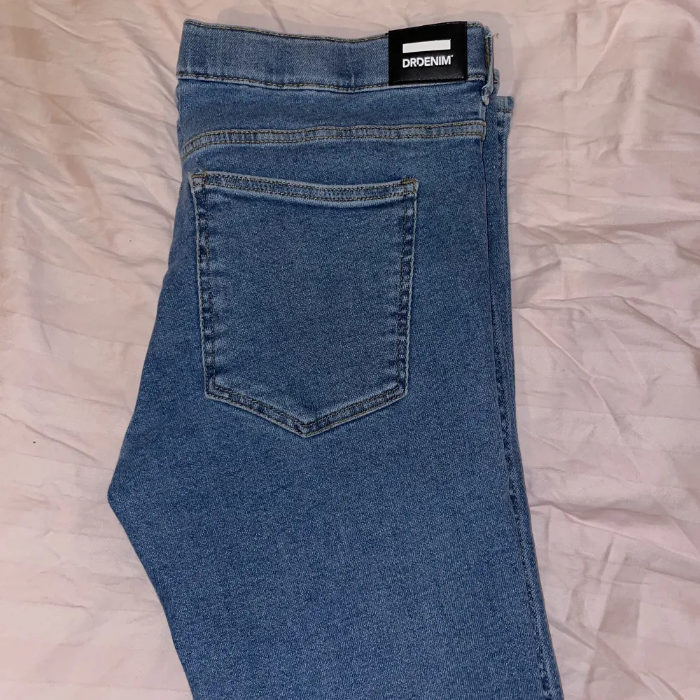 Fina bootcut jeans från dr denim. Använda ett fåtal gånger. XL/32 (jag är 172cm lång) och dom passar på längden men inte runt låren tyvärr! . Jeans & Byxor.