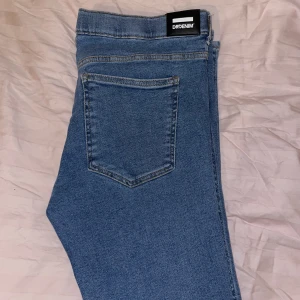 LEXY bootcut dr denim  - Fina bootcut jeans från dr denim. Använda ett fåtal gånger. XL/32 (jag är 172cm lång) och dom passar på längden men inte runt låren tyvärr! 