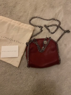 Stella McCartney väska  - Instressekoll på min Stella McCartney väska! Storlek tiny (den minsta) äkta, ny skick ge bud eller förslag! ❤️