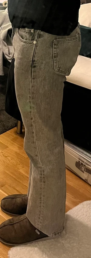 Hope rush grå - Hope rush storlek 29. Höger ficka sönder, går att laga. Slitna pga användning se sista bild. Annars inga skavanker.