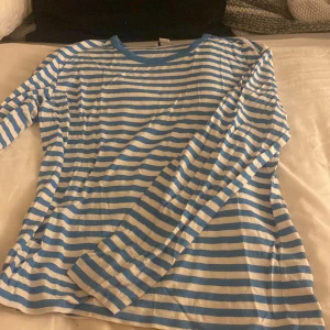 Topp❤️ - En randig jätte fin top i jätte bra kvalite men kommer inte längre till användning tyvärr därför säljer jag❤️❤️