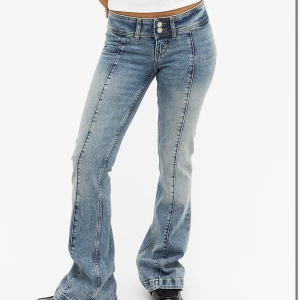 Lågmidjade jeans - Slutsålda lågmidjade bootcutjeans från monki. Säljer då de är försmå för mig. Nypris 499💞