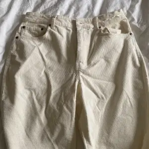 Vita byxor från Stay i Stl M. Aldrig använda, säljer då dom är lite långa och får inte dom till användning. Säljer för 150kr
