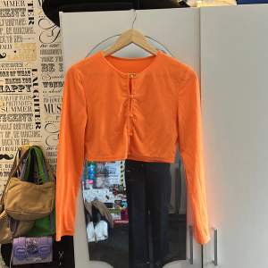 Orange tröja från Shein i storlek xs-m. Extremt skön tunn och perfekt för sommaren 