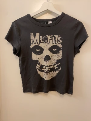 Misfits tröja baby tee - Jättecool tröja från h&m, bra kvalitet. 