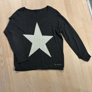 Stickad tröja  - Tröja från bondelid  Storlek M  Andvänd flitigt  Köpare står för frakt 