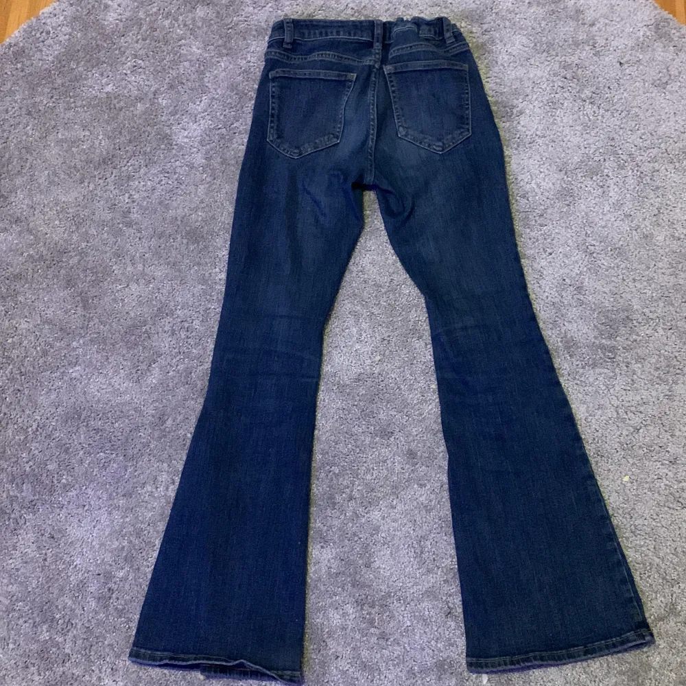 Säljer mina byxor från Lindex i storlek 152, det börjar bli lite för korta och jag vill sälja dom❤️jag tvättar dom självklart innan ❤️. Jeans & Byxor.