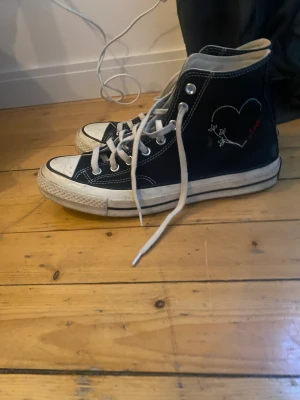 Convers - Svarta convers med röda hjärtan detaljer på sidan och sulan. Jag säljer de för att de tyvärr är för stora. 