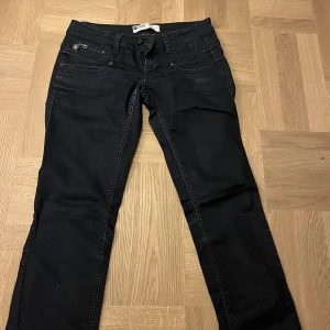 Jeans  - Säljer ett par as snygga jeans ifrån ”Freeman T.Porter”! De är använda ca 2-3 gånger. De ser helt nya ut och det är inga märken av användning på de. Säljer pga att de är för stora!💓 Skriv till mig ifall du är intresserad! PS : köparen står för frakten! 💓😽