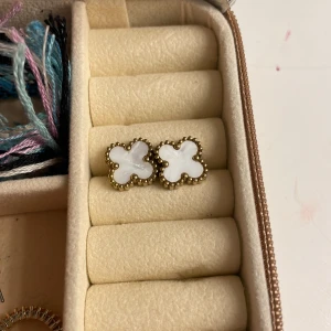 Örhängen - Jätte fina örhängen som liknar vancleef, köpte i italien för 300