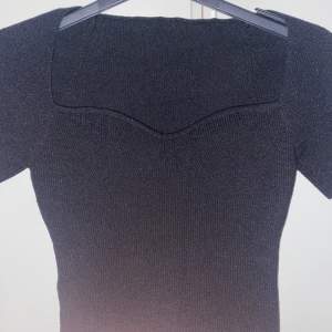 Ribbstickad kortärmad tröja från shein som använts och tvättats vid enstaka tillfällen. I fint skick! På bild 3 är det inte en fläck, är blixten som spökar :-) 