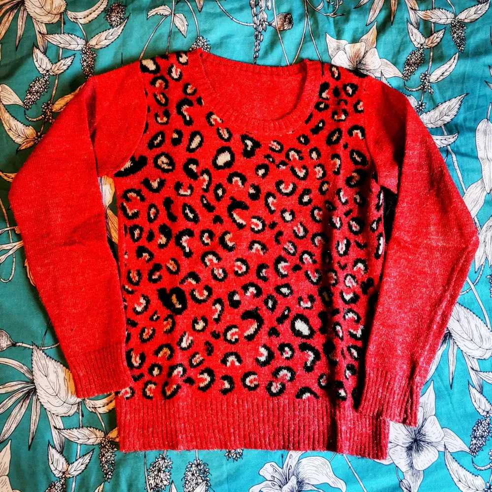Sweater used but in good condition . Stickat.