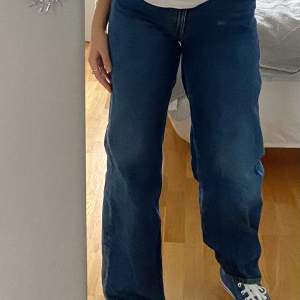 Snygga mörkblå jeans i oversized modell och i väldigt bra skick.