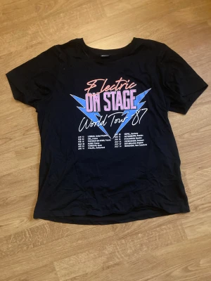 T-shirt med tryck  - Säljer denna supersöta tröjan från Gina tricot då den inte kommer till användning längre 🙏😻Använd bara ett fåtal gånger, i princip nyskick ❣️