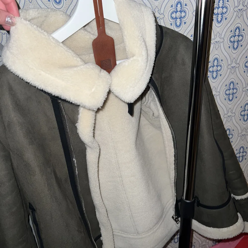 Säljer en nästan helt oanvänd jacka ifrån Bikbok, med snygga detaljer! Jackan är i storlek M😄. Jackor.