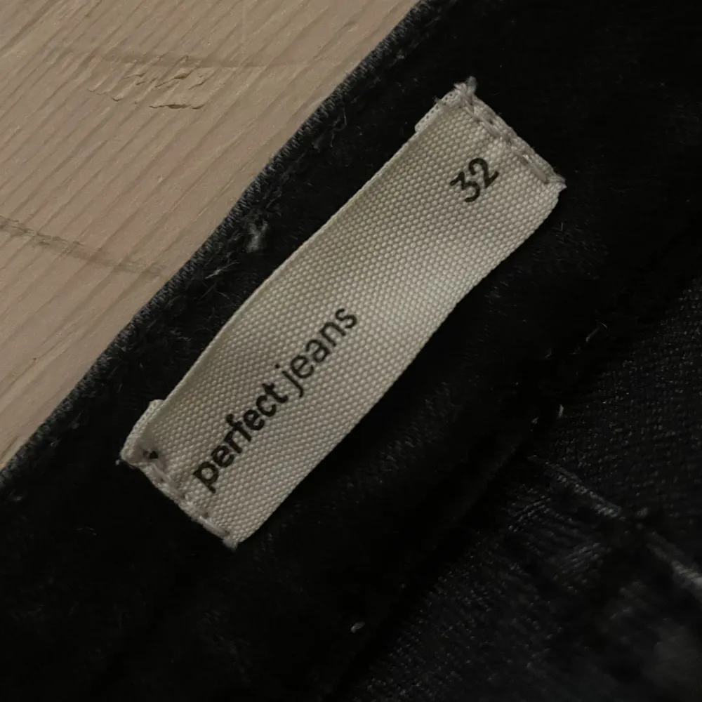Säljer mina svarta lågmidjade bootcut jeans från Gina Tricot. Köpta i mars för 500kr. Mitt pris är 250kr😃Fina jeans i bra skick.. Jeans & Byxor.