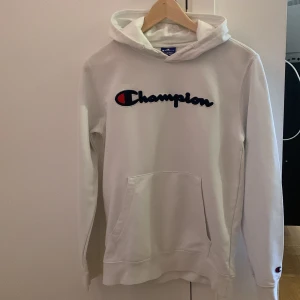 Champion munkis VIT - En fin munkis från Champion i vit, stl yes 13-14, cm 162-167. Jag skulle säga stl xs-s. Enda anmärkning litet fläck på väster ärm-se bild, man får leta efter fläcken så syns knappt. 