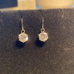 Diamant örhängen  - Jätte snygga diamant örhängen (inte riktiga haha)💕👌