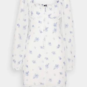 Klänning  - Säljer denna klänning pga kommer inte till användning. Fint skick och använd 2 gånger. Köpt för 459.